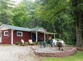 Fotos de Hotel: Rustic Asheville Cabin 20 Acres with Swimming Pond!