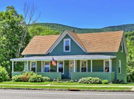 होटल की एक तस्वीर: Hunter Home with Fire Pit and Yard On Main Street!