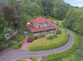 Fotos de Hotel: Historic Auburn House on 37 Acres with Private Lake!