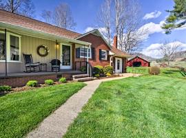 Photo de l’hôtel: Scenic Canton Home with Sunroom - Near Asheville!