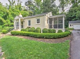 Fotos de Hotel: Le Canard Cottage with Porch 10 Mi to Asheville!