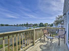 Фотография гостиницы: Coastal Rhode Island Home with Kayaks, Deck and Grill!