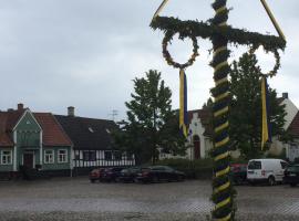 Gårdshus Torget Åhus, hotel in Åhus