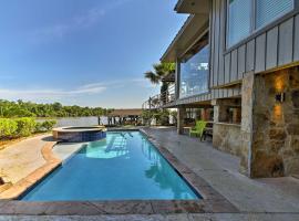 Hotel foto: Luxury Home with Pool on San Jacinto Riverfront!