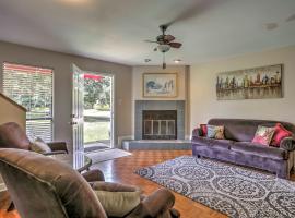 Хотел снимка: Baton Rouge Townhome with Pool Access - 7 Mi to LSU!