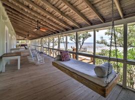 รูปภาพของโรงแรม: Waterfront Perdido Beach House with Canoes and Kayaks!