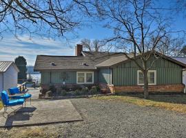 A picture of the hotel: Charming Ohio River Home with Water Views and Porch!