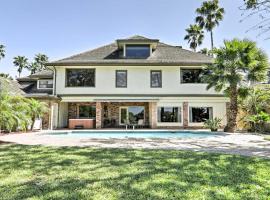 Hình ảnh khách sạn: Lakefront Harlingen Home with Pool, Yard and Pool Table