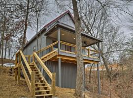 Фотография гостиницы: Cozy East Bernstadt Cabin with Porch and Fishing Lake!