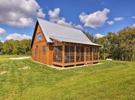 호텔 사진: Greenfield Cabin with Screened-In Porch and Fire Pit!