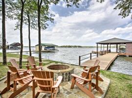 A picture of the hotel: Malakoff Home with Deck and Fire Pit Cedar Creek Lake