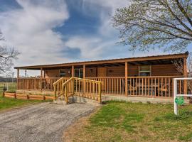 Hotel Photo: Bartlesville Cabin with Pool, Hot Tub and Trampoline!
