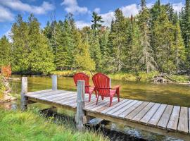 Hotel Foto: Riverfront Traverse City Cabin Fish, Kayak and Tube