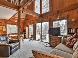 Hotel fotografie: Lakeview 10-Acre Kimball Cabin with Private Beach!