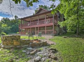Hotel foto: Creekside Hideaway with Fire Pit and Creek Access!