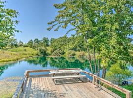 Foto di Hotel: Kimberlys Hope Clark Apt on Farm with Pool Access