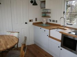 होटल की एक तस्वीर: The Shepherds Hut Chadwell Hill Farm