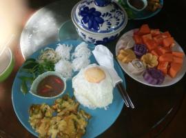 ต้งโฮมหละปูน ณ ตูบแก้ว, hotel v destinaci Lamphun