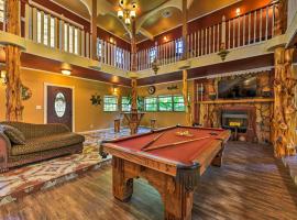 รูปภาพของโรงแรม: Spacious Conroe Home with Foosball and Pool Table!