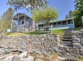 होटल की एक तस्वीर: Bayfront Hancock Cottage with Beach Access and Views!