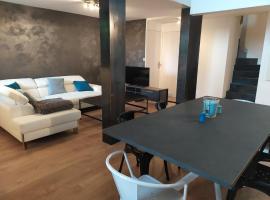 호텔 사진: T3 atypique et au calme + parking + terrasse à 15 minutes de Lyon