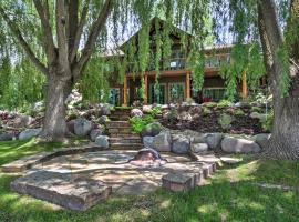 Foto di Hotel: Rivers Edge Mtn Home Private Hot Tub and Views