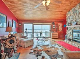Hotel foto: Updated Cabin on 7 Acres - Day Trip to Lake Geneva