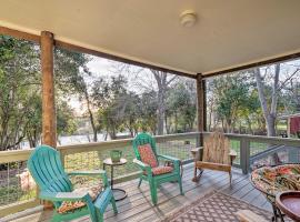 מלון צילום: Riverfront Martindale House with 2 Covered Decks