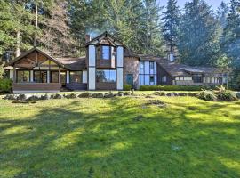Camano Island Family House with Hot Tub and Deck!, ξενοδοχείο σε Maple Grove Beach