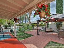 Hotel foto: Tucson Getaway with Yard, Pool, Hot Tub and Gas Grill!