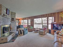 Hotelfotos: Great Bear Lake Home with Private Dock and Fire Pit!