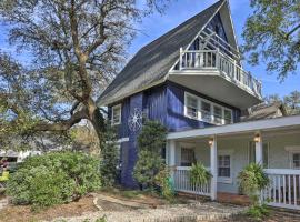 Hotel Foto: Coastal, Walkable Home in Historic Southport!