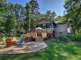 Фотография гостиницы: Waterfront Midway Home with Sunroom and Large Yard