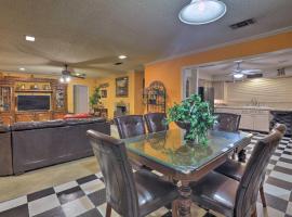 Hotel Photo: Spacious Home with Deck about 2 Mi to Lake Arlington!