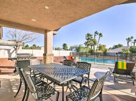 Updated Las Vegas House: Patio & Solar Heated Pool, hotel sa Las Vegas