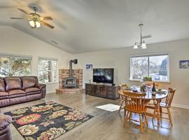 Centrally Located Mt Shasta Home with Deck!, ξενοδοχείο σε Mount Shasta