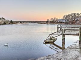 Fotos de Hotel: Spacious East Falmouth House - Walk to Great Pond!