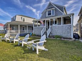 Foto di Hotel: Oceanfront Cape Cod Home with Porch, Yard and Grill!