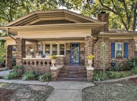 Hotel foto: Ornate Cottage with Sunroom - Near MSU and Water Park!