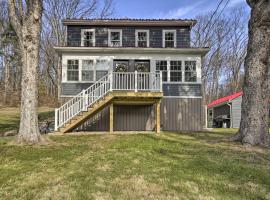 Hotel Foto: Quiet Escape with Hot Tub, 5 Miles to Raystown Lake!