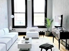 호텔 사진: Historic + Modern Design Two King Bedroom Apartment
