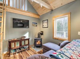 A picture of the hotel: Newly Built Cabin with Hot Tub - 16 Mi to Stowe Mtn!