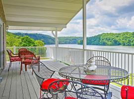 Hotel foto: Lakefront Hiwassee Home with Private Dock and Deck!