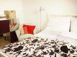 Gambaran Hotel: Charming Penthouse Room Near Train & U3 Station