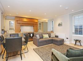 Hotel Photo: ALTIDO Modern and Airy flat on the Historic Royal Mile