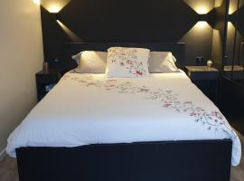 Foto di Hotel: Chez lily rose bedroom à 6 min de la gare à pied et 18 min en train de paris