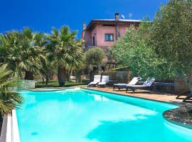 รูปภาพของโรงแรม: Caria Ferro Villa Sleeps 9 with Pool Air Con and WiFi