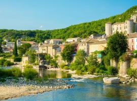 Vogüé Meublé 2 étoiles, Un écrin de beauté et de nature, hotel in Vogüé