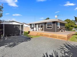 Hotel Foto: The Black Bach - Mt Maunganui Holiday Home