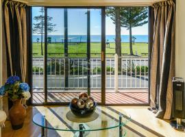 Hotel fotoğraf: Marine Parade Magic - Napier Holiday Home